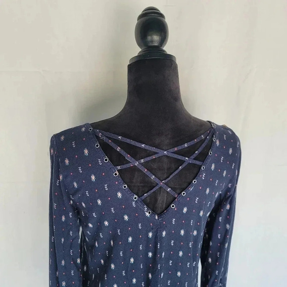 Hollister Lace Up Viscose Top Cap Shirt Tee Navy Blue Floral 3/4 Sleeve XS - Picture 5 of 10